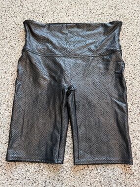 SPANX Black Faux-Leather Snakeskin Shorts - L